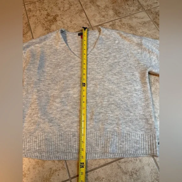 Vincent Camuto v-neck sweater size M - Picture 3 of 5